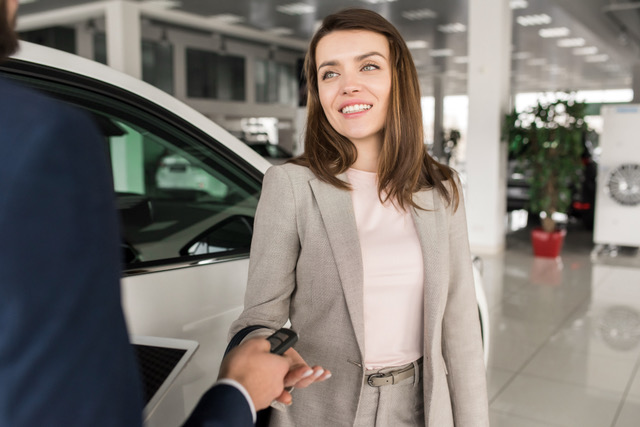 ¿Vas a comprarte tu primer coche? Esta es la guía que sí o sí debes conocer.